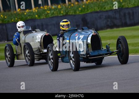 Deux courses combinées, Duncan Pittaway, Bugatti Type 35, Chris Hudson, Bugatti Type 35B, Varzi Trophée, un événement de vingt-cinq minutes pour un seul pilote Banque D'Images