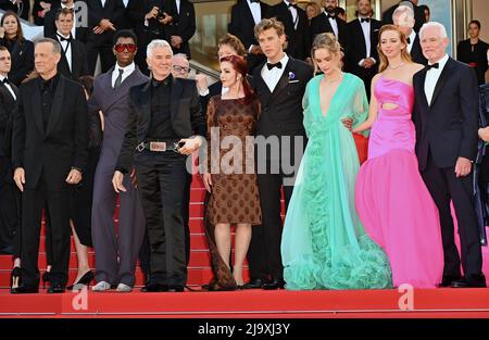 Cannes, France. 25th mai 2022. CANNES, FRANCE. 25 mai 2022 : Tom Hanks, Alton Mason, Baz Luhrman, Priscilla Presley, Austin Butler, Olivia DeJonge, Natasha Bassett et Patrick McCormick à la première de gala d'Elvis au Festival de Cannes 75th. Crédit photo : Paul Smith/Alamy Live News Banque D'Images