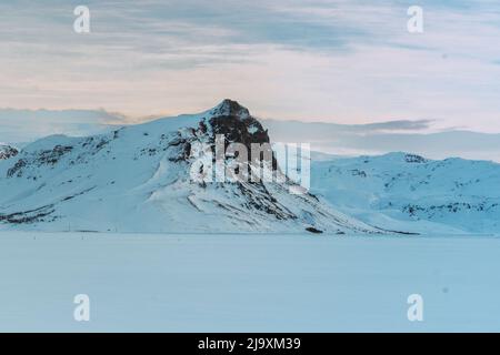 Grande montagne enneigée derrière une esplanade Banque D'Images