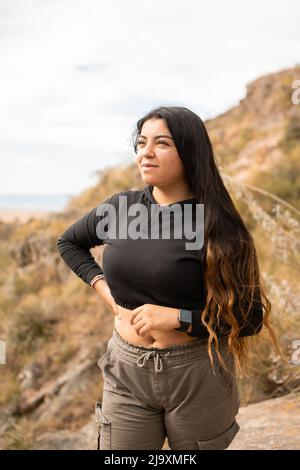 Portrait de la femme latine s'amusant pendant la journée de trekking Banque D'Images