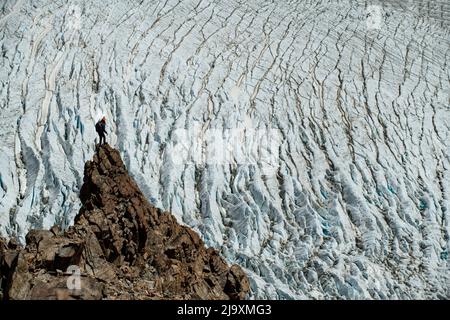 Un randonneur solitaire vous offre une vue sur le glacier Piedras Blancas Banque D'Images