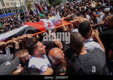 12 mai 2022, Naplouse, Cisjordanie, Palestine : (NOTE DE LA RÉDACTION : L'image dépeint la mort) .les boureurs portent le corps d'un garçon palestinien de 16 ans, Ghaith Yamen, qui a été tué par l'armée israélienne tout en protégeant les colons juifs qui sont venus à la tombe de Joseph pour effectuer des prières Talmudiques, dans la ville de Naplouse, en Cisjordanie occupée. (Credit image: © Nasser Ishtayeh/SOPA Images via ZUMA Press Wire) Banque D'Images