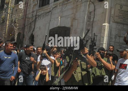 12 mai 2022, Naplouse, Cisjordanie, Palestine : Des hommes armés palestiniens masqués participent aux funérailles du garçon palestinien de 16 ans Ghaith Yamen, qui a été tué par l'armée israélienne tout en protégeant les colons juifs qui sont venus à la tombe de Joseph pour effectuer des prières Talmudiques, dans la ville de Naplouse, en Cisjordanie occupée. (Credit image: © Nasser Ishtayeh/SOPA Images via ZUMA Press Wire) Banque D'Images