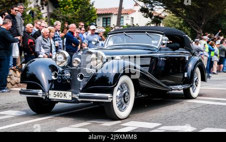 Une Mercedes-Benz 540K Cabriolet 1937 dans la plage de galets Concours d'élégance sur Ocean Avenue à Carmel-by-the-Sea pendant la semaine de la voiture de Monterey Banque D'Images