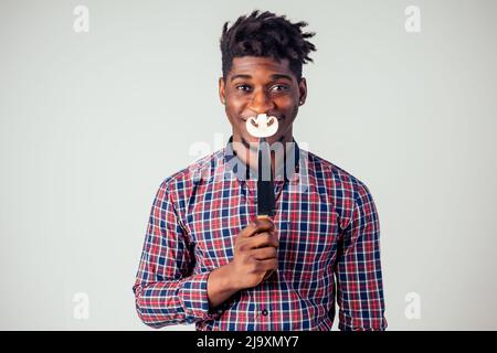 Chef américain africain homme coupant des légumes champignons dans la cuisine sur fond blanc en studio Banque D'Images