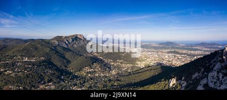 Paysage panoramique de campagne montagneuse dans le sud de la France Banque D'Images