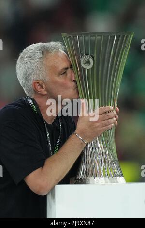 Tirana, Albanie. 25th mai 2022. ALORS QUE l'entraîneur de Rome José Mourinho célèbre la coupe 5th, embrasse le trophée de la Ligue de la Conférence, la coupe de la Ligue de la Conférence, la coupe de la Ligue de la Conférence de l'UEFA lors du match final de la Ligue de la Conférence entre AS Roma et Feyenoord à l'Arena Kombetare le 25 mai 2022 à Tirana, Albanie. Credit: Giuseppe Maffia/Alay Live News Banque D'Images