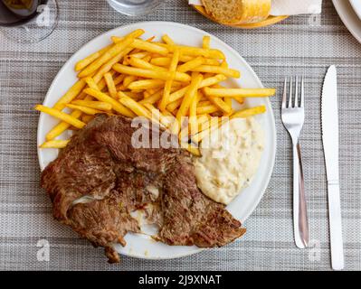 Rôti de veau servi avec des pommes de terre frites Banque D'Images