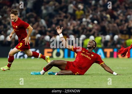 TIRANA, ALBANIE - 25 MAI : Tammy Abraham d'AS Roma célèbre la victoire lors du match final de l'UEFA Europa Conference League entre AS Roma et Feyenoord à l'arène nationale le 25 mai 2022 à Tirana, Albanie (photo de Nikola Krstic/Orange Pictures) crédit : Orange pics BV/Alay Live News Banque D'Images