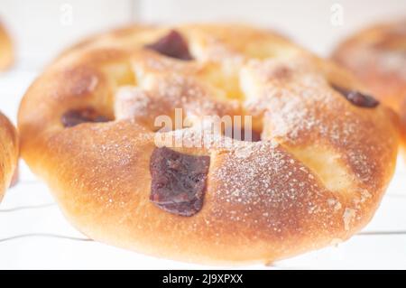 Tsoureki grec, pain doux de Pâques, cozonac. Brioche ronde tressée avec goyave, dessert traditionnel festif, vue sur le dessus. Banque D'Images