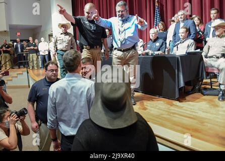 Uvalde, TX, États-Unis. 25th mai 2022. Le candidat démocratique pour le gouverneur du Texas BETO O'ROURKE interrompt une conférence de presse officielle de Texas Gov. GREG ABBOTT au lycée d'Uvalde un jour après qu'un homme armé ait tué 19 élèves et 2 adultes à l'école élémentaire Ross à Uvalde. (Credit image: © Bob Daemmrich/ZUMA Press Wire) Credit: ZUMA Press, Inc./Alamy Live News Banque D'Images