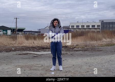 Medyka, Pologne. 25th févr. 2022. Une femme ukrainienne arrive à la frontière polonaise le deuxième jour de l'invasion russe de l'Ukraine. Ukraine - la frontière polonaise a été franchie par des millions d'Ukrainiens. Les Polonais les ont emmenés chez eux. La Russie a envahi l'Ukraine le 24 février 2022, déclenchant la plus grande attaque militaire en Europe depuis la Seconde Guerre mondiale (Image de crédit : © Amadeusz Swierk/SOPA Images via ZUMA Press Wire) Banque D'Images