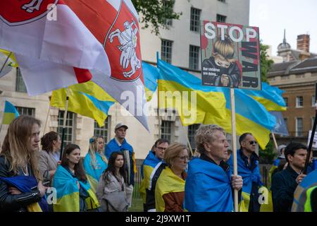 Londres, Royaume-Uni. 25th mai 2022. Des gens se sont réunis à Whitehall pour protester contre la guerre en cours en Ukraine par la Russie. Credit: Kiki Streitberger / Alamy Live News Banque D'Images