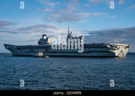 Le porte-avions de la Royal Navy, HMS Prince of Wales (R09), a quitté Portsmouth (Royaume-Uni) le soir du 23/5/2022 pour reprendre les fonctions de navire de commandement de l'OTAN. Banque D'Images