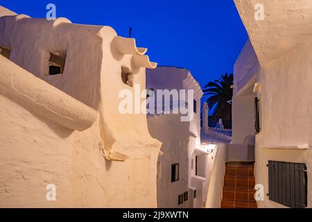 Vue sur Binibeca Vell au crépuscule, Binibeca Vell, Minorque, Iles Baléares, Espagne, Europe Banque D'Images