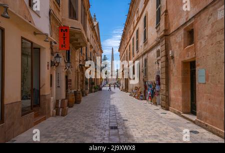 Vue sur la rue menant à l'Obelisc de Ciutadella à la Plaça des Born, Ciutadella, Memorque, Iles Baléares, Espagne, Europe Banque D'Images