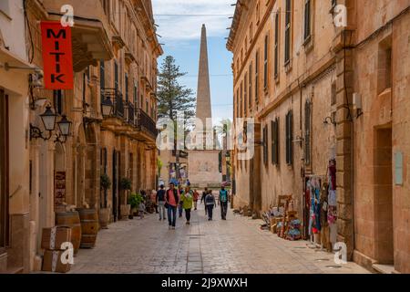 Vue sur la rue menant à l'Obelisc de Ciutadella à la Plaça des Born, Ciutadella, Memorque, Iles Baléares, Espagne, Europe Banque D'Images