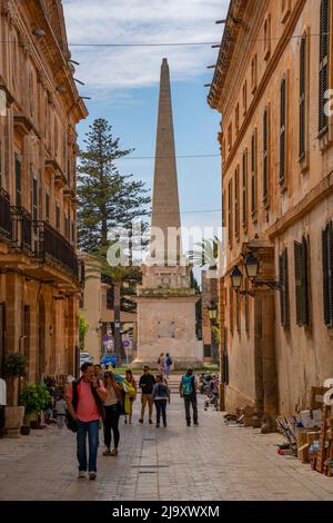 Vue sur la rue menant à l'Obelisc de Ciutadella à la Plaça des Born, Ciutadella, Memorque, Iles Baléares, Espagne, Europe Banque D'Images