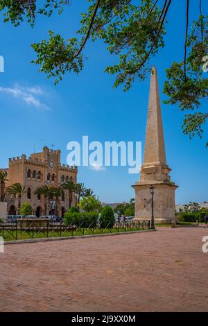 Vue sur l'Obelisc de Ciutadella et la mairie de la Placa des Born, Ciutadella, Minorque, Iles Baléares, Espagne, Europe Banque D'Images