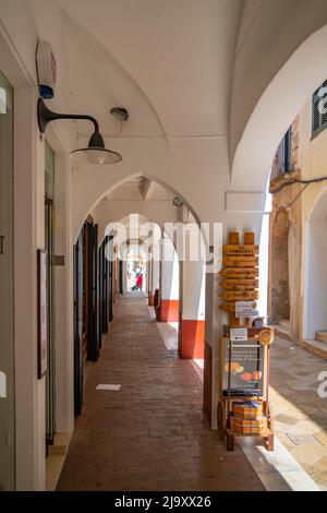 Vue sur les arcades de couleur pastel dans la rue étroite, Ciutadella, Minorque, Iles Baléares, Espagne, Europe Banque D'Images