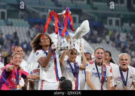 Turin, Italie, 21st mai 2022. Wendie Renard de Lyon célèbre avec le trophée qui suit la victoire de 3-1 dans le match de la Ligue des champions des femmes de l'UEFA au stade Juventus, à Turin. Le crédit photo devrait se lire: Jonathan Moscrop / Sportimage Banque D'Images