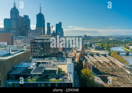 Melbourne, Australie - 3 mai 2022 : vue aérienne du quartier des affaires de Melbourne et de la gare de Flinders Street en début de matinée Banque D'Images