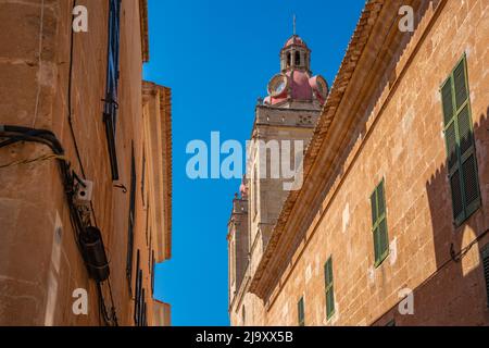 Vue sur le Couvent et le Cloître de Saint Augustin dans la rue étroite, Ciutadella, Menorca, Iles Baléares, Espagne, Europe Banque D'Images