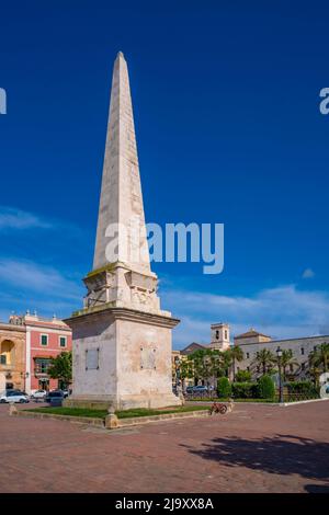 Vue sur l'Obelisc de Ciutadella à Placa des Born, Ciutadella, Memorque, Iles Baléares, Espagne, Europe Banque D'Images