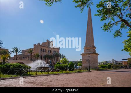 Vue sur l'Obelisc de Ciutadella et la Mairie de la Plaça des Born, Ciutadella, Memorque, Iles Baléares, Espagne, Europe Banque D'Images