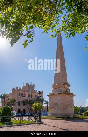 Vue sur l'Obelisc de Ciutadella et la Mairie de la Plaça des Born, Ciutadella, Memorque, Iles Baléares, Espagne, Europe Banque D'Images