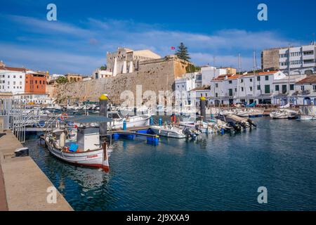 Vue sur les bateaux dans la marina surplombait par les blanchis blancs, Ciutadella, Memorque, Iles Baléares, Espagne, Europe Banque D'Images