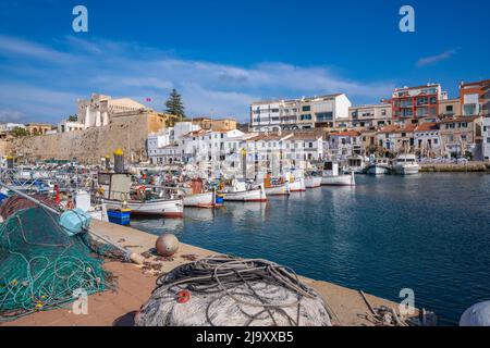 Vue sur les bateaux dans la marina surplombait par les blanchis blancs, Ciutadella, Memorque, Iles Baléares, Espagne, Europe Banque D'Images