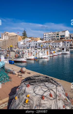 Vue sur les bateaux dans la marina surplombait par les blanchis blancs, Ciutadella, Memorque, Iles Baléares, Espagne, Europe Banque D'Images