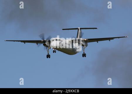 C-FNCU, a de Havilland Canada DHC-8-300 affrété par les Nations Unies par Voyageur Airways, arrivant à l'aéroport de Prestwick à Ayrshire, en Écosse. L'appareil avait quitté Bangui en République centrafricaine le 23 mai, avec des arrêts supplémentaires à Khartoum (Soudan), Héraklion (Grèce) et Francfort (Allemagne) avant d'atteindre Prestwick pour un arrêt de nuit, avant de poursuivre son voyage à travers l'Atlantique et de revenir au Canada. Banque D'Images