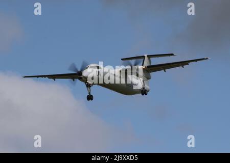 C-FNCU, a de Havilland Canada DHC-8-300 affrété par les Nations Unies par Voyageur Airways, arrivant à l'aéroport de Prestwick à Ayrshire, en Écosse. L'appareil avait quitté Bangui en République centrafricaine le 23 mai, avec des arrêts supplémentaires à Khartoum (Soudan), Héraklion (Grèce) et Francfort (Allemagne) avant d'atteindre Prestwick pour un arrêt de nuit, avant de poursuivre son voyage à travers l'Atlantique et de revenir au Canada. Banque D'Images