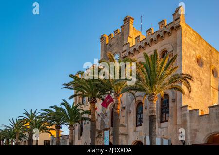 Vue de la mairie de Placa des Born au coucher du soleil, Ciutadella, Memorque, Iles Baléares, Espagne, Europe Banque D'Images