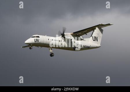 C-FNCU, a de Havilland Canada DHC-8-300 affrété par les Nations Unies par Voyageur Airways, arrivant à l'aéroport de Prestwick à Ayrshire, en Écosse. L'appareil avait quitté Bangui en République centrafricaine le 23 mai, avec des arrêts supplémentaires à Khartoum (Soudan), Héraklion (Grèce) et Francfort (Allemagne) avant d'atteindre Prestwick pour un arrêt de nuit, avant de poursuivre son voyage à travers l'Atlantique et de revenir au Canada. Banque D'Images