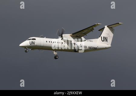 C-FNCU, a de Havilland Canada DHC-8-300 affrété par les Nations Unies par Voyageur Airways, arrivant à l'aéroport de Prestwick à Ayrshire, en Écosse. L'appareil avait quitté Bangui en République centrafricaine le 23 mai, avec des arrêts supplémentaires à Khartoum (Soudan), Héraklion (Grèce) et Francfort (Allemagne) avant d'atteindre Prestwick pour un arrêt de nuit, avant de poursuivre son voyage à travers l'Atlantique et de revenir au Canada. Banque D'Images