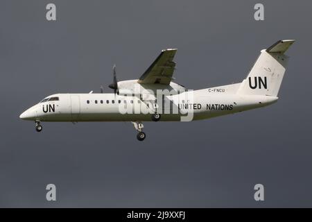 C-FNCU, a de Havilland Canada DHC-8-300 affrété par les Nations Unies par Voyageur Airways, arrivant à l'aéroport de Prestwick à Ayrshire, en Écosse. L'appareil avait quitté Bangui en République centrafricaine le 23 mai, avec des arrêts supplémentaires à Khartoum (Soudan), Héraklion (Grèce) et Francfort (Allemagne) avant d'atteindre Prestwick pour un arrêt de nuit, avant de poursuivre son voyage à travers l'Atlantique et de revenir au Canada. Banque D'Images