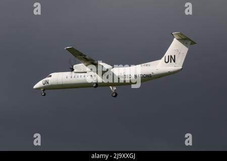 C-FNCU, a de Havilland Canada DHC-8-300 affrété par les Nations Unies par Voyageur Airways, arrivant à l'aéroport de Prestwick à Ayrshire, en Écosse. L'appareil avait quitté Bangui en République centrafricaine le 23 mai, avec des arrêts supplémentaires à Khartoum (Soudan), Héraklion (Grèce) et Francfort (Allemagne) avant d'atteindre Prestwick pour un arrêt de nuit, avant de poursuivre son voyage à travers l'Atlantique et de revenir au Canada. Banque D'Images