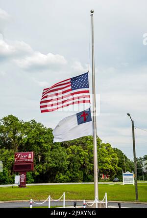 Le drapeau américain de l'église baptiste est en train d'être volé en Floride à mi-mât en l'honneur du massacre de fusillade à l'école primaire de Robb Elementary, à Uvalde, au Texas Banque D'Images