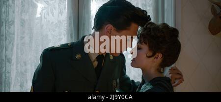 DATE DE SORTIE : le 24 juin 2022. TITRE : Elvis. STUDIO: Roadshow Entertainment. DIRECTEUR: Baz Luhrmann. TERRAIN : un regard sur la vie de la légendaire star du rock and roll, Elvis Presley. AVEC: AUSTIN BUTLER comme Elvis, OLIVIA DEJONGE comme Priscilla. (Image de crédit : © Roadshow Entertainment/Entertainment Pictures) Banque D'Images