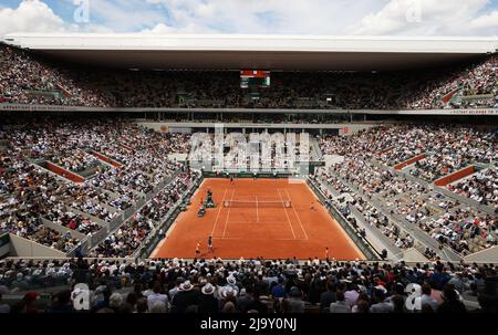 Paris, France. 26th mai 2022. Photo prise le 26 mai 2022 montre le deuxième tour des singles hommes entre Alexander Zverev d'Allemagne et Sebastian Baez d'Argentine au tournoi de tennis Open de France à Roland Garros à Paris, France. Credit: Gao Jing/Xinhua/Alamy Live News Banque D'Images