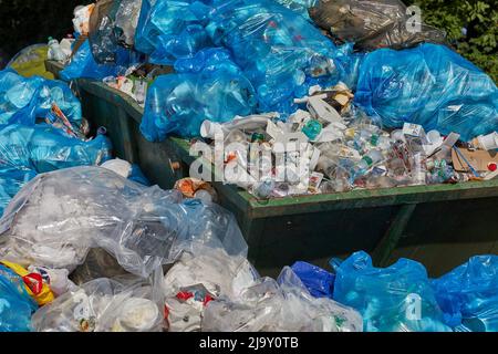 Plein, débordant des poubelles Banque D'Images