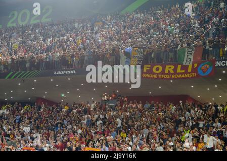 Arène nationale, Tirana, Albanie. 25th mai 2022. Finale de la Ligue de la Conférence, EN TANT que Roma contre Feyenoord Rotterdam; les supporters roms Credit: Action plus Sports/Alamy Live News Banque D'Images