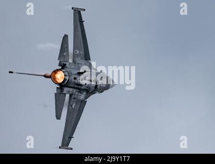 Le capitaine de la US Air Force, Aimee 'Rebel' Fiedler, pilote et commandant de l'équipe de démonstration F-16 Viper, vole au-dessus du vol lors du salon aérien international de l'Oregon à l'aéroport de Hillsboro, en Ontario, le 22 mai 2022. Le spectacle aérien « She vole avec ses propres ailes » était considéré comme un spectacle aérien entièrement féminin, avec des interprètes féminins, du personnel d'entretien, des emcees et des patrons de l'air. (É.-U. Photo de la Force aérienne par le capitaine Kip Sumner) Banque D'Images