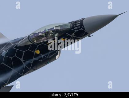 Le capitaine de la US Air Force, Aimee 'Rebel' Fiedler, pilote et commandant de l'équipe de démonstration F-16 Viper, vole au-dessus du vol lors du salon aérien international de l'Oregon à l'aéroport de Hillsboro, en Ontario, le 22 mai 2022. Le spectacle aérien « She vole avec ses propres ailes » était considéré comme un spectacle aérien entièrement féminin, avec des interprètes féminins, du personnel d'entretien, des emcees et des patrons de l'air. (É.-U. Photo de la Force aérienne par le capitaine Kip Sumner) Banque D'Images