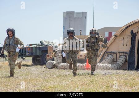 Des membres du quartier général et du quartier général de la Garde nationale de l’Armée de l’Idaho, 1st du Régiment d’artillerie de campagne 148th, ont effectué des évacuations médicales aériennes et des traitements de victimes, ainsi que des membres du détachement 1, Compagnie Golf, 1st du Bataillon de l’aviation de soutien général 168th du Centre d’entraînement au combat d’Orchard, en mai 17. Banque D'Images