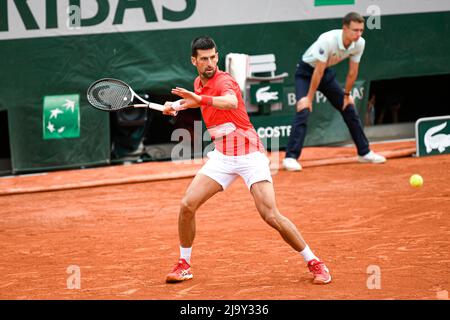 Paris, France. 25th mai 2022. Novak Djokovic de Serbie lors de l'Open de France (Roland-Garros) 2022, tournoi de tennis Grand Chelem le 25 mai 2022 au stade Roland-Garros à Paris, France. Crédit : Victor Joly/Alamy Live News Banque D'Images