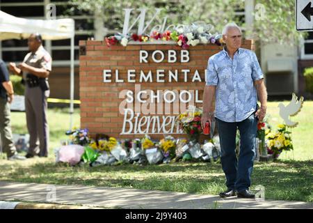 Uvalde, États-Unis. 25th mai 2022. Un résident local place des fleurs à l'extérieur de l'école élémentaire Robb à Uvalde, où un homme seul a tué 19 écoliers et 2 enseignants le 24 mai 2022 crédit: Bob Daemmrich/Alamy Live News Banque D'Images